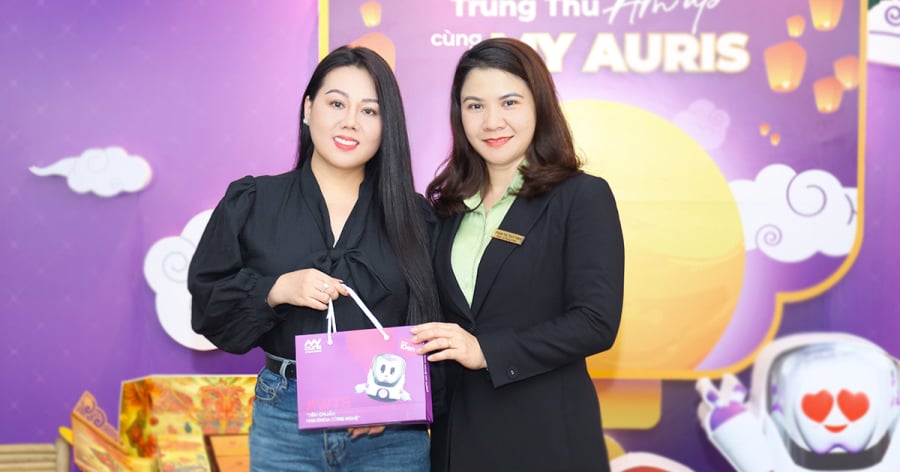 Lưu Ánh Loan rạng rỡ nụ cười trước ống kính