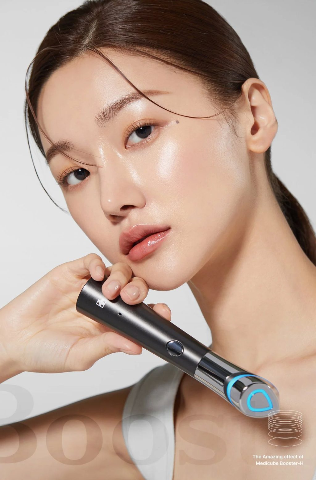 "Đũa thần" Medicube AGE - R Booster-H giúp dưỡng chất thẩm thấu sâu hơn vào da.