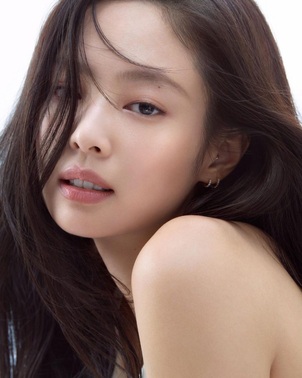 Jennie với phong cách trang điểm Muted tone.