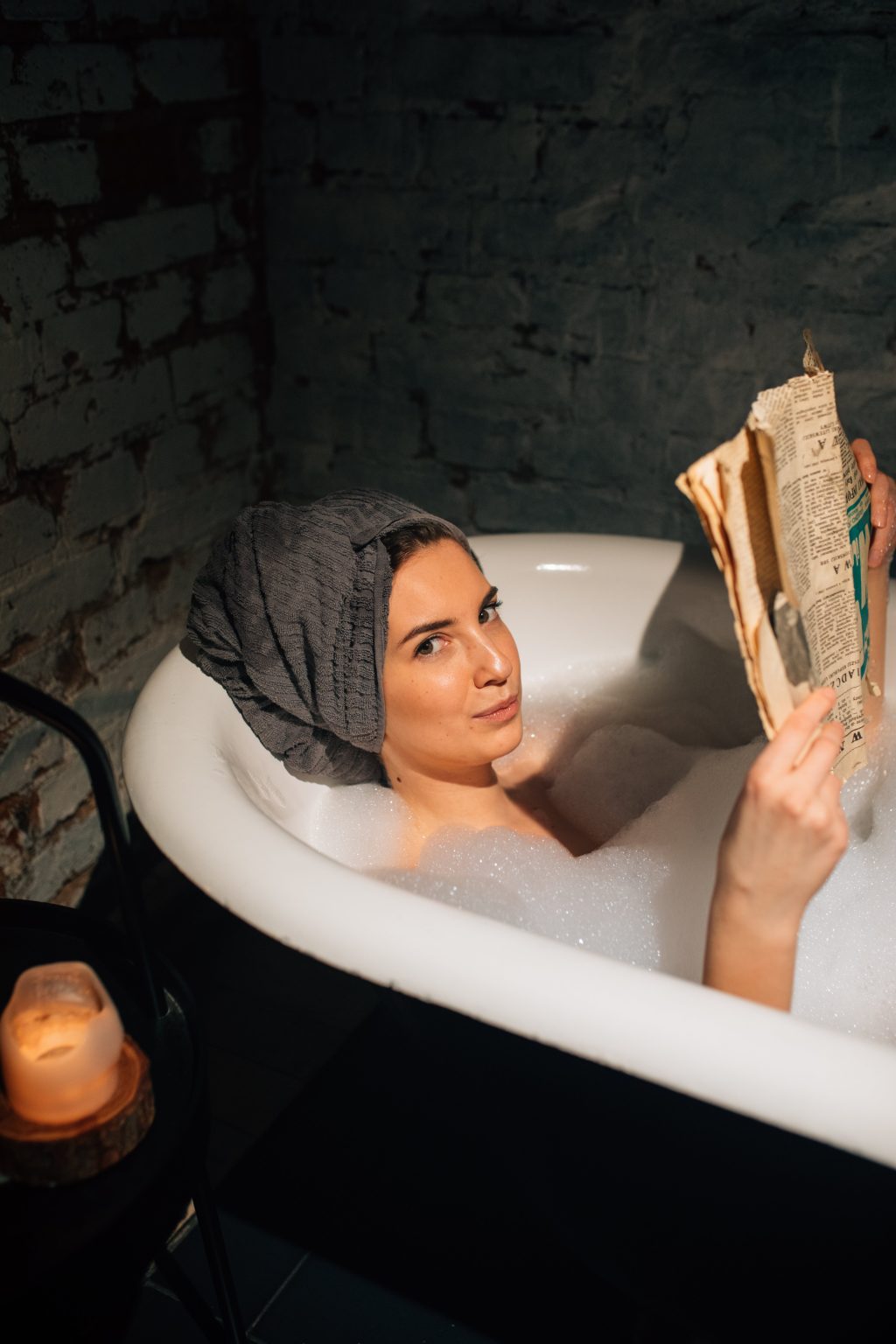 Cách chăm sóc mái tóc xoăn hippie luôn bồng bềnh, bóng mượt