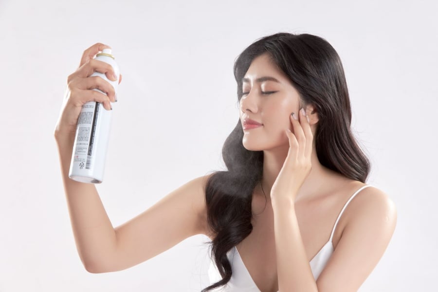 Nếu xịt khoáng có chứa dầu và các thành phần gây mụn thì dễ làm tắc nghẽn lỗ chân lông.