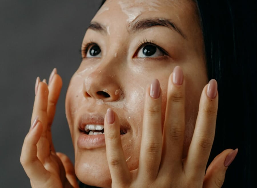 Chu trình dưỡng da ở độ tuổi này nên ưu tiên lựa chọn những sản phẩm chăm sóc chứa thành phần chống lão hoá.