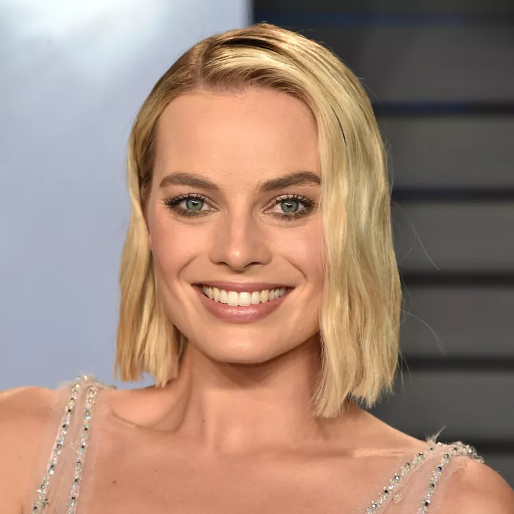 mặt vuông - Margot Robbie nhuộm tóc màu vàng bạch kim và trang điểm tone nâu đất để chụp ảnh chân dung