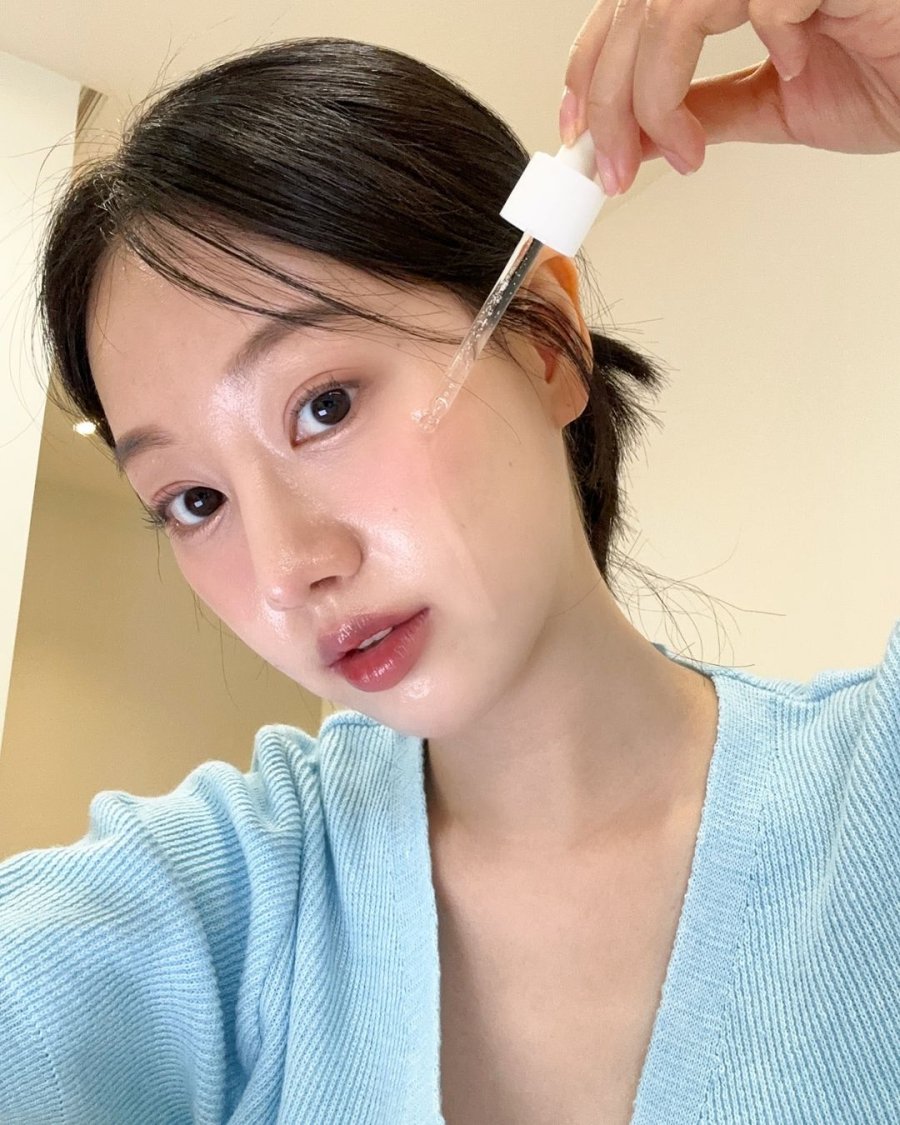 Dưỡng ẩm là một bước quan trọng trong quy trình chăm sóc da, đặc biệt khi làn da bắt đầu xuất hiện nếp nhăn.