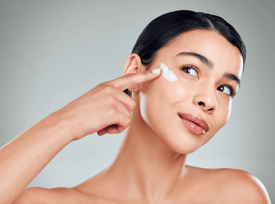 Đây là thao tác cần thiết giúp phát huy hiệu quả của kem chống nắng.
