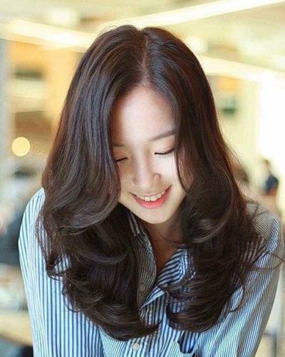Tóc uốn cụp mang đến sự chỉn chu cho nhan sắc, đồng thời tạo hiệu ứng gương mặt mềm mại, nhỏ gọn hơn