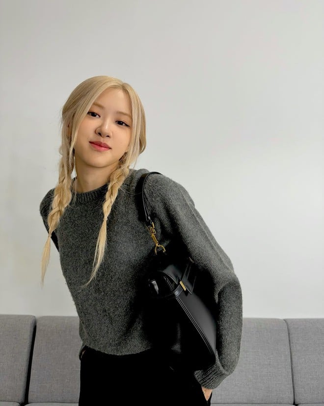 Rosé thường áp dụng kiểu tóc tết thả hai lọn tóc trước trán.