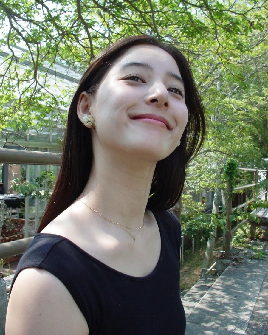 Sang tuổi 30, làn da dần trở nên xỉn màu và xuất hiện các đốm nâu do tác động của tia UV trong thời gian dài.