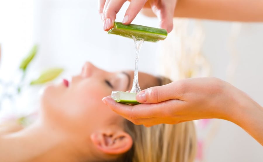 Thoa gel nha đam lên những vùng da khô như khuỷu tay, đầu gối,… đợi 10 - 15 phút rồi rửa sạch.