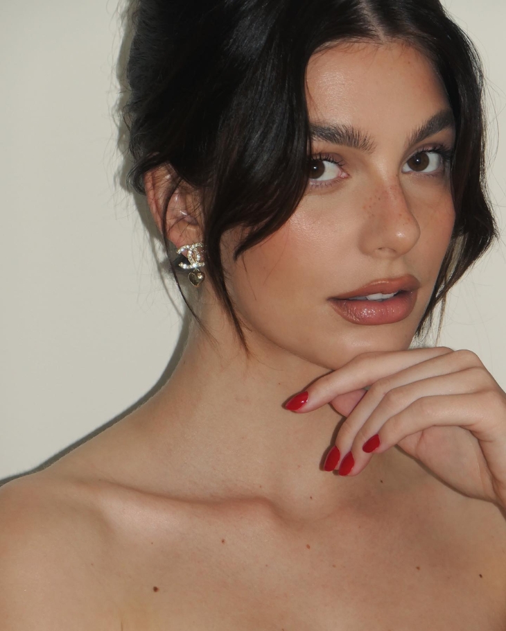 tone - cô gái trang điểm theo phong cách Latte Makeup