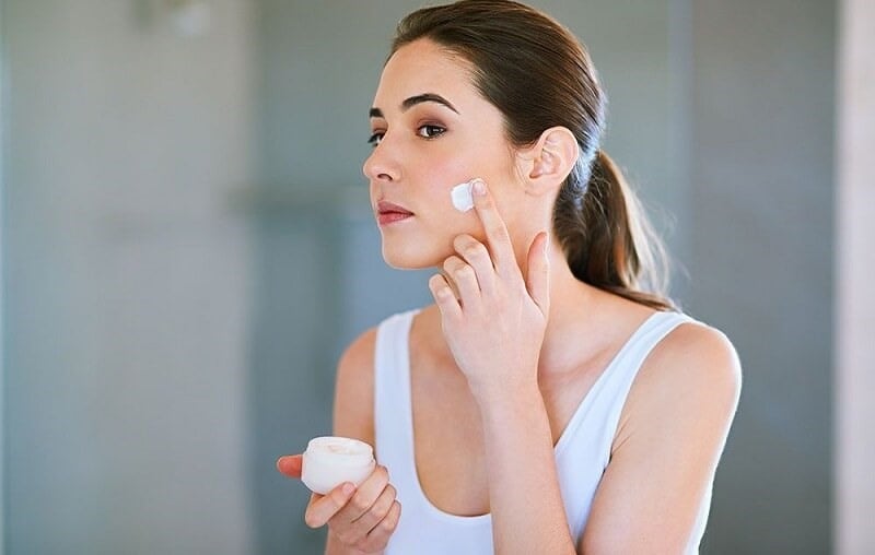 Nếu hoạt động nhiều ngoài trời bạn nên thoa lại kem chống nắng sau 1-2 giờ để bảo vệ tối đa cho làn da.