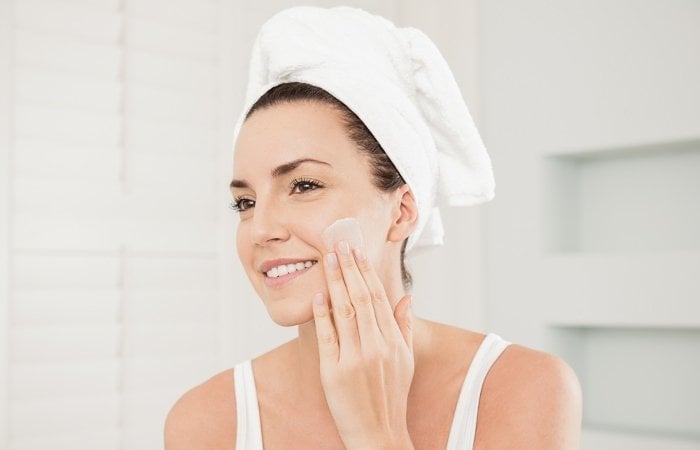 Da đầy bụi bẩn, dầu thừa và các sản phẩm trang điểm còn sót lại sẽ cản trở khả năng hấp thụ của mặt nạ, làm giảm hiệu quả của sản phẩm.