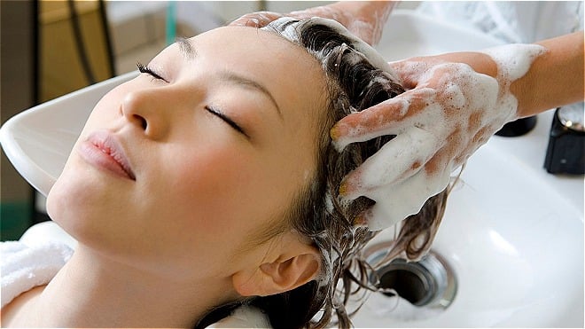Các chuyên gia cho rằng nhiều người gội đầu quá nhiều hoặc gội đầu không đúng cách.