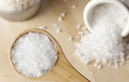 Muối giúp làm sạch tóc và da đầu một cách tự nhiên mà không gây hư tổn như các loại dầu gội chứa hóa chất.