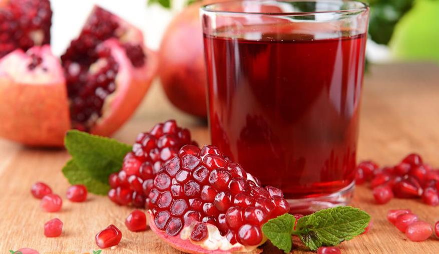 Các khoáng chất và vitamin trong lựu giúp giữ ẩm cho da từ sâu bên trong, khiến làn da mềm mịn, căng mọng, và hạn chế tình trạng da bong tróc hay nứt nẻ.