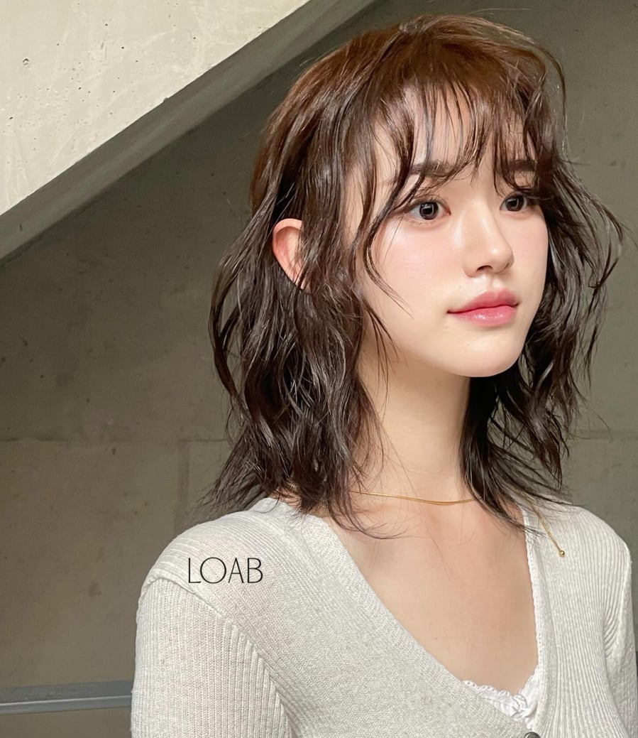 Tóc ngắn xoăn vừa có sự trẻ trung, ngọt ngào, mái tóc sẽ có độ bồng bềnh, dày dặn.