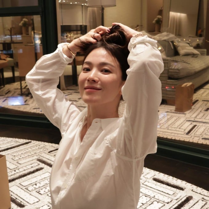 Song Hye Kyo tiết lộ cô dùng serum vitamin C vào buổi sáng để duy trì làn da sáng bóng, sử dụng retinol cuối ngày để hoàn thiện quá trình chống lão hóa.