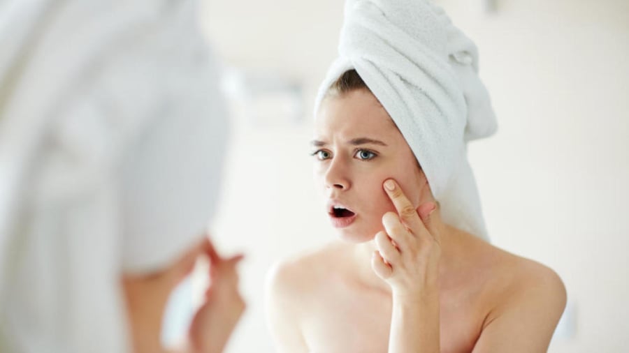 Dù bạn có trang điểm hay không, việc tẩy trang trước khi đi ngủ là vô cùng quan trọng.