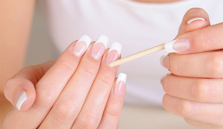 Thiếu vitamin B9 sẽ khiến móng tay mọc chậm, cứng và dễ gãy.