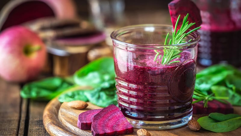 Củ dền rất giàu vitamin A, C, sắt và kali, tất cả đều giúp tăng cường lưu thông máu đến da đầu, thúc đẩy sự phát triển của tóc