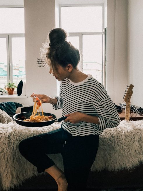 eat clean - cô gái ăn mì ý trên chảo