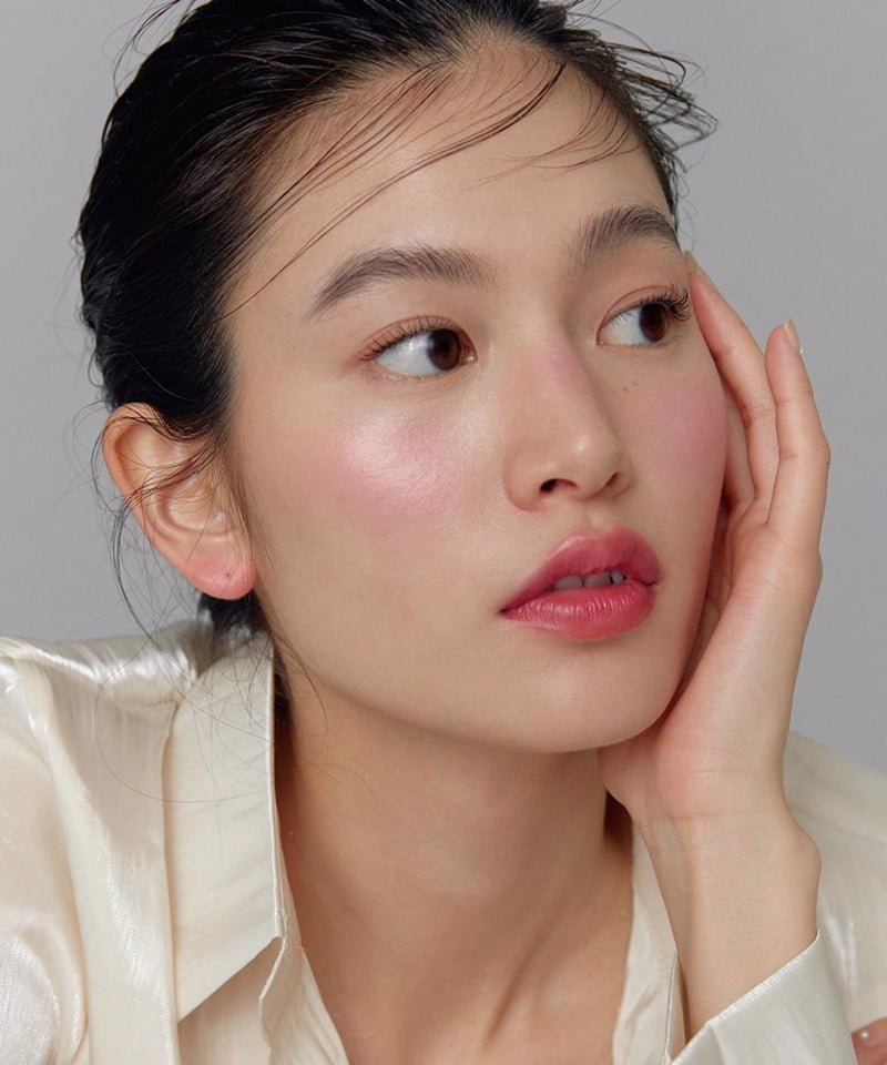 Buổi sáng rửa mặt với nước sạch là đã đủ để đánh thức làn da và giữ lại được độ ẩm tự nhiên quý giá được tiết ra suốt đêm qua.