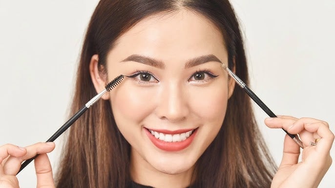 Để đôi lông mày tự nhiên nhất, bạn hãy chọn sáp hoặc chì kẻ màu có màu sáng hơn tóc từ 1-2 tông.