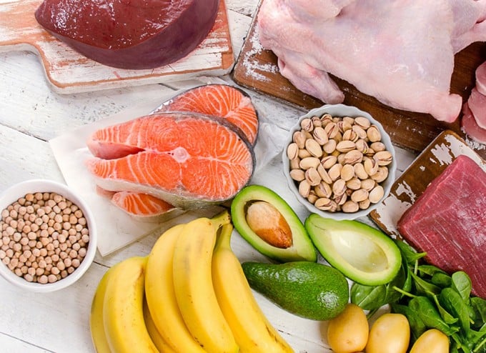 Chế độ ăn uống thiếu hụt dinh dưỡng, đặc biệt là các vitamin nhóm B, protein và khoáng chất, là nguyên nhân phổ biến khiến tóc bạc sớm.