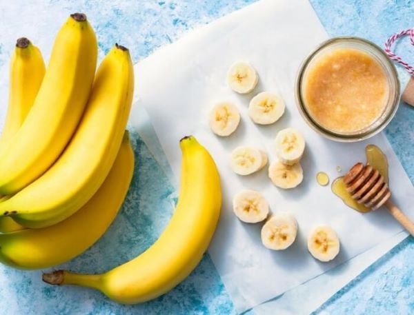 Chuối cung cấp độ ẩm, cải thiện sắc tố da, giảm viêm và làm dịu những vùng da tổn thương.
