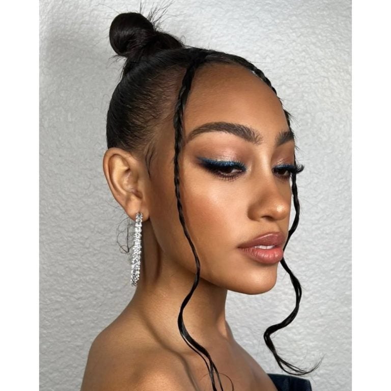 Lexi Underwood nổi bật với eyeliner xanh sapphire lấp lánh, làm sáng bừng khuôn mặt.