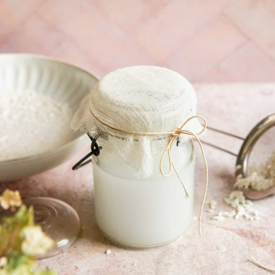 Hàm lượng vitamin B1, B2 và B5 trong nước gạo hỗ trợ loại bỏ tế bào chết, kích thích tái tạo tế bào da mới