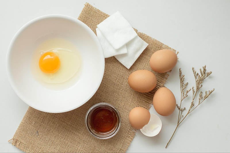 Với làn da chảy xệ, collagen lòng trắng trứng tăng độ đàn hồi, giảm nếp nhăn và vết chân chim quanh mắt và trên mặt.