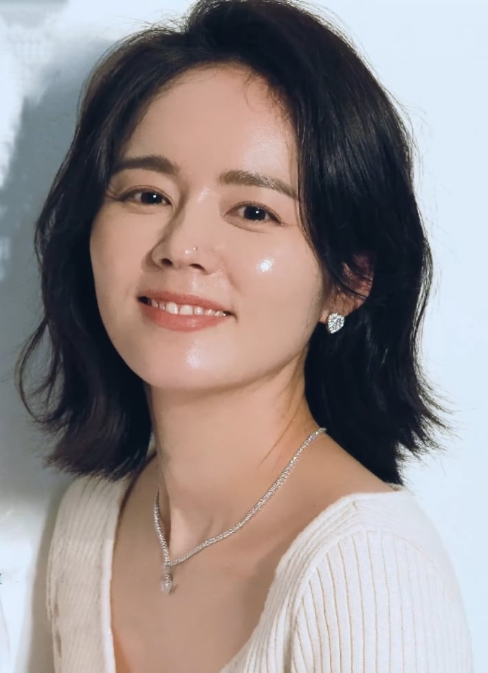 Việc uống nước ấm giúp Han Ga-in không chỉ giữ dáng mà còn duy trì làn da mềm mại, căng bóng dù đã ngoài 40 tuổi.