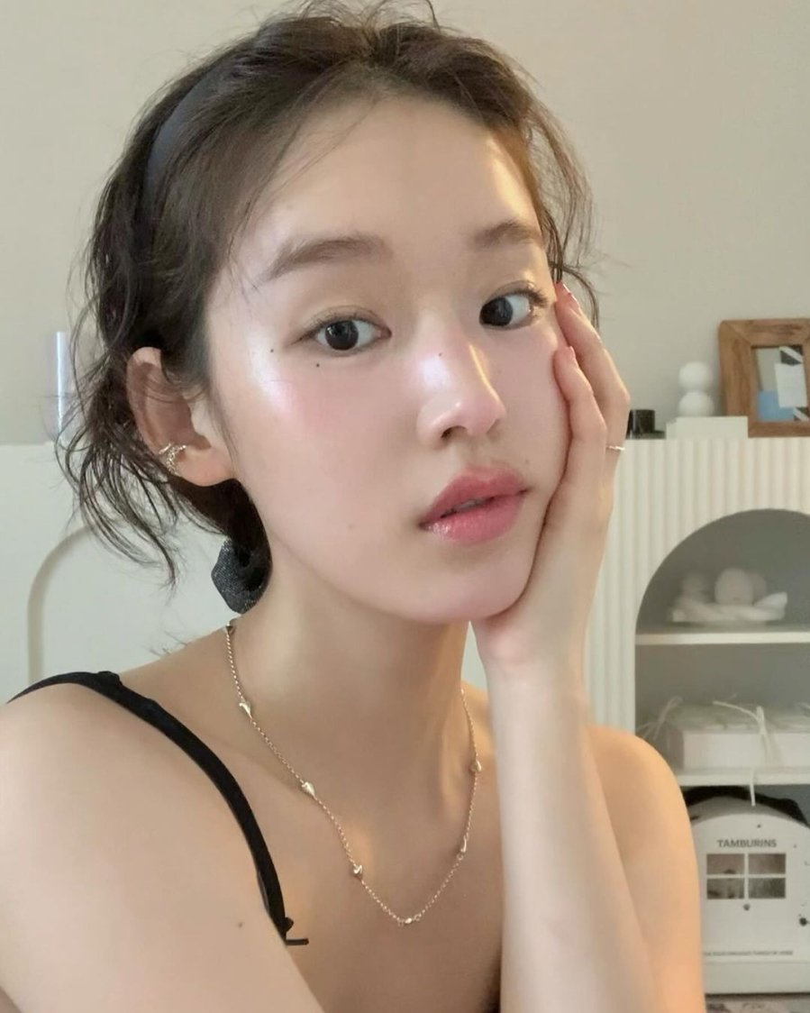 Mật ong có thể dưỡng ẩm sâu, sẽ nuôi dưỡng làn da từ bên trong, giúp da trở nên mềm mại và căng mọng.