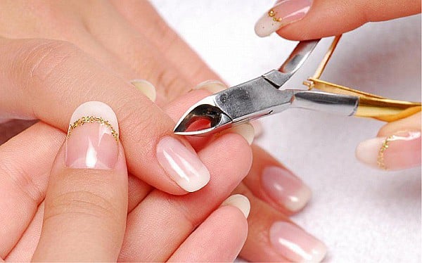 Nếu sơn móng tay quá nhiều có thể làm hỏng móng tay chỉ sau 2-3 lần sử dụng