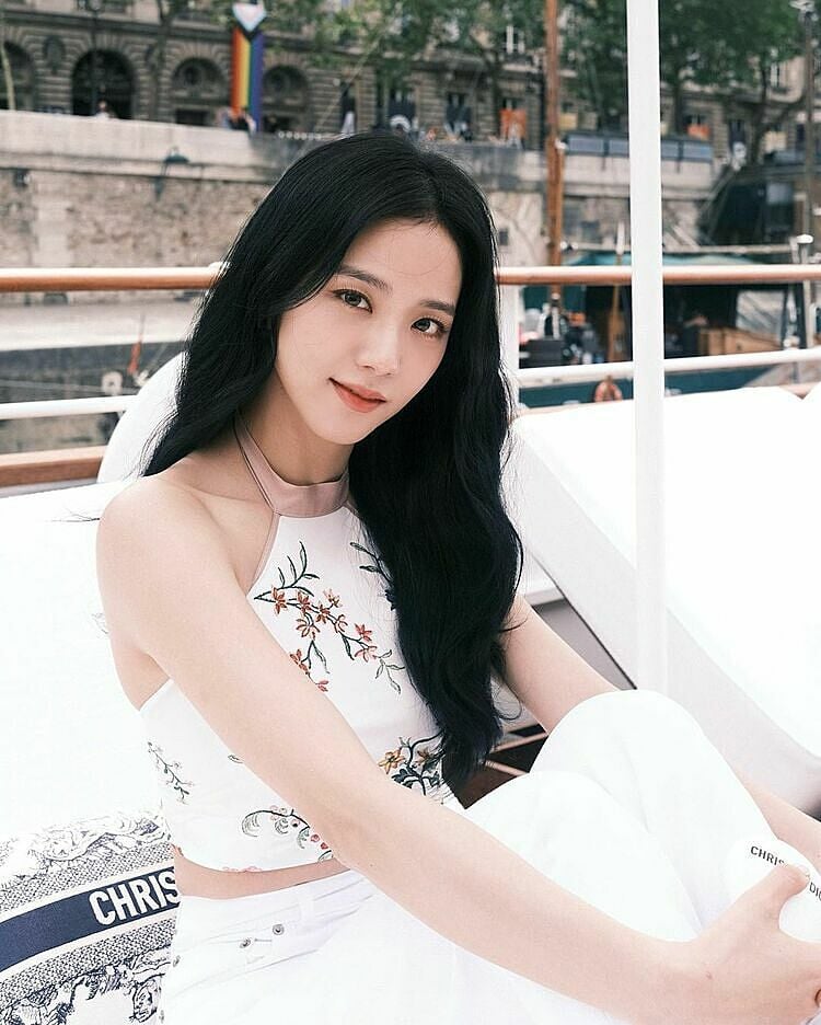 Jisoo sở hữu làn da khô nên phải thường xuyên đắp mặt nạ dưỡng ẩm