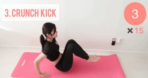 Bạn nâng chân lên, chống tay xuống thảm và nhịp nhàng nâng lên hạ xuống 15 lần.