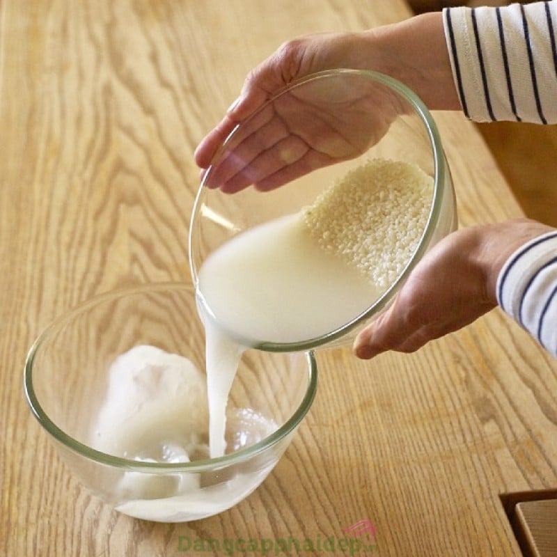 Tính chất làm se của nước vo gạo giúp kiểm soát độ nhờn trên da.