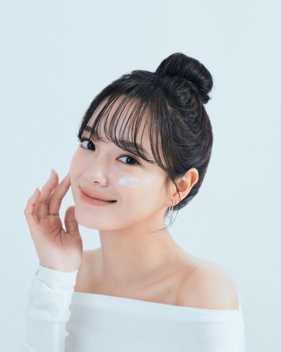 Lỗ chân lông to khiến làn da tiết nhiều dầu nhờn hơn bình thường. Lúc này, bụi bẩn dễ bám dính, vi khuẩn có nhiều cơ hội tấn công.