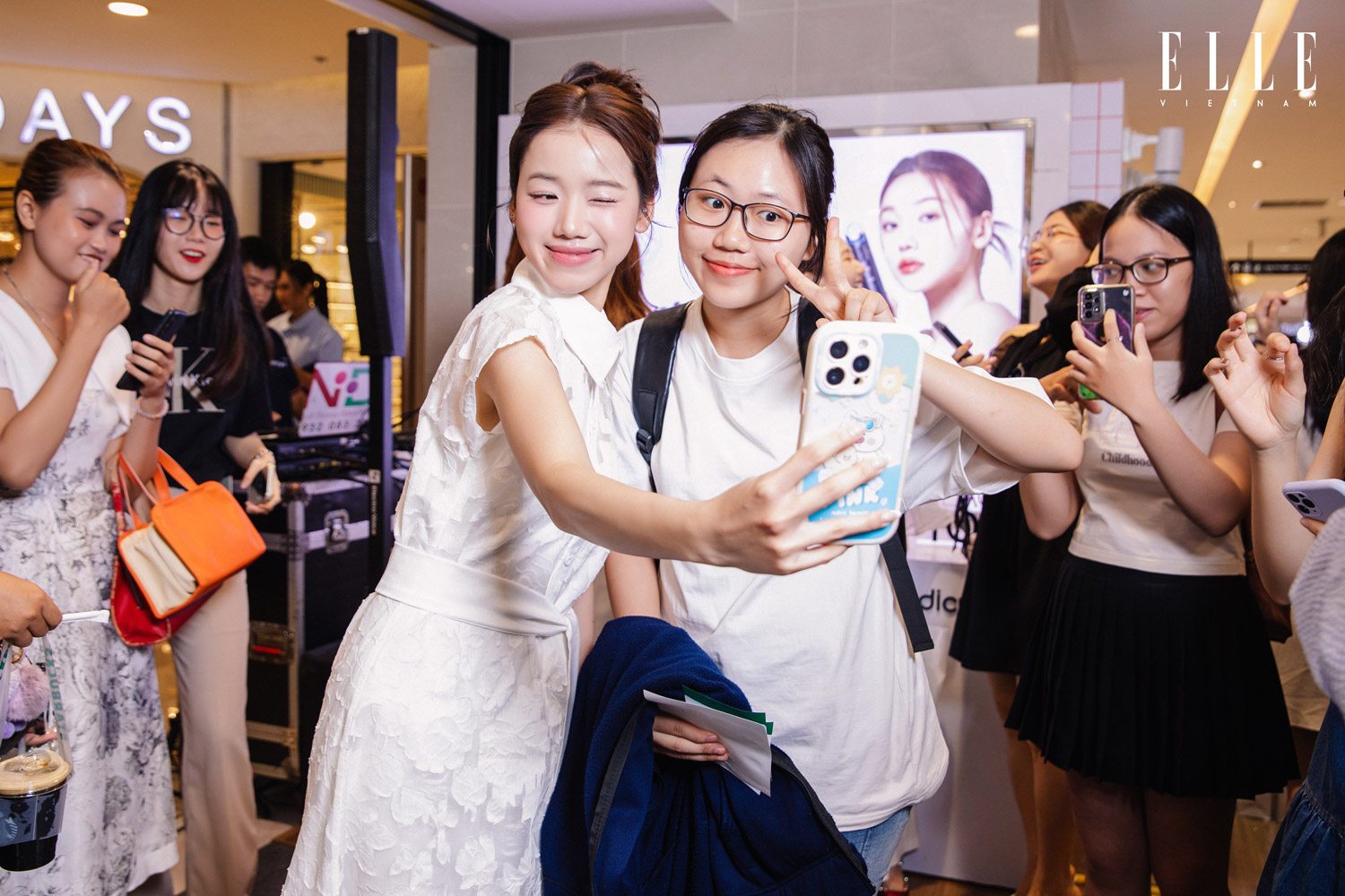mei chan tương tác với bạn đọc ELLE
