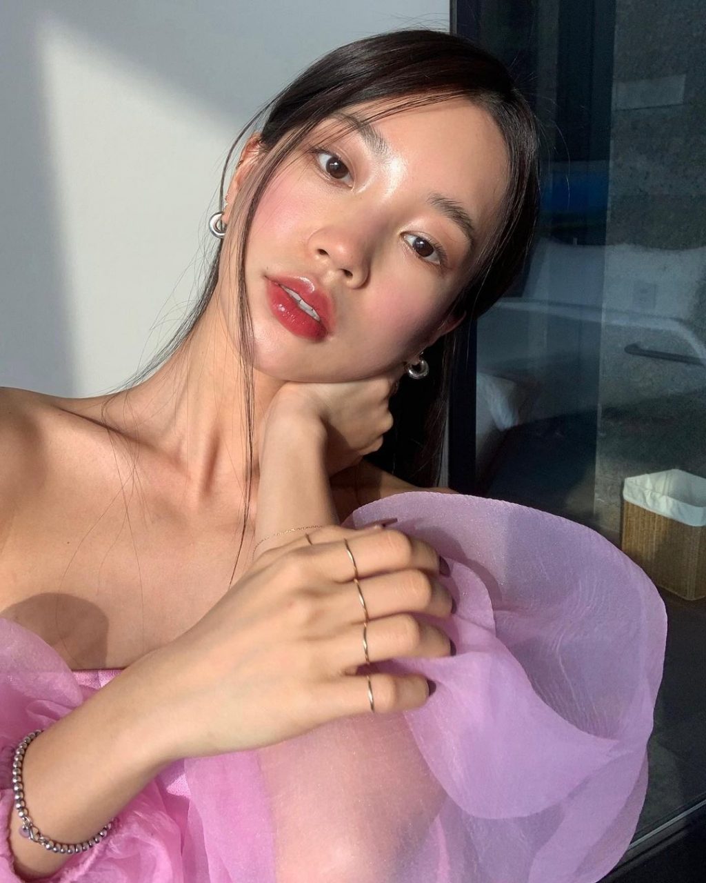 Mặt nạ giấy giúp bạn có làn da căng bóng, mịn màng.