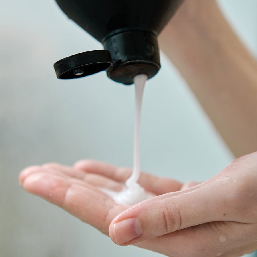 Thành phần này có liên quan đến tóc, như gây khô và kích ứng da đầu cũng như tóc phai màu và rụng tóc.