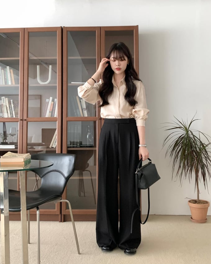 Với áo màu be, chẳng cần cần phối đồ cầu kỳ, đơn giản là mix cùng quần âu đen sẽ tạo nên bộ trang phục hài hòa, trang nhã mà không cộng tuổi cho người mặc.