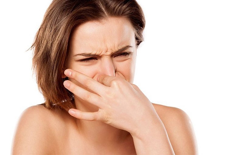 Allicin giải phóng các hợp chất có chứa lưu huỳnh dễ gây mùi cơ thể.