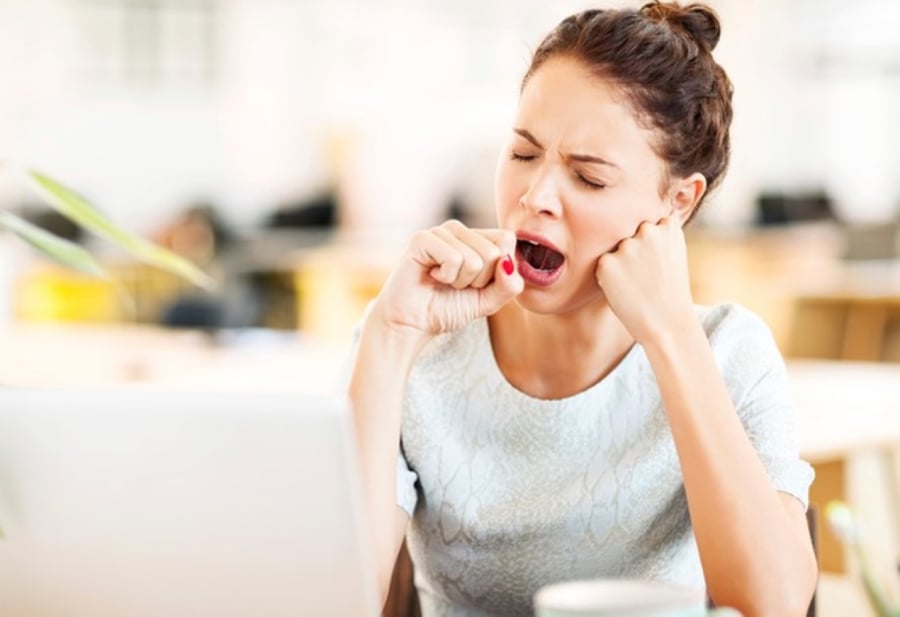 Không ngủ đủ giấc sẽ khiến bạn trông già đi rất nhiều so với tuổi. (Ảnh minh họa)