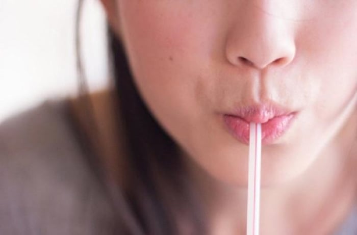 Sử dụng ống hút thúc đẩy sự hình thành các nếp nhăn quanh môi. (Ảnh minh họa)