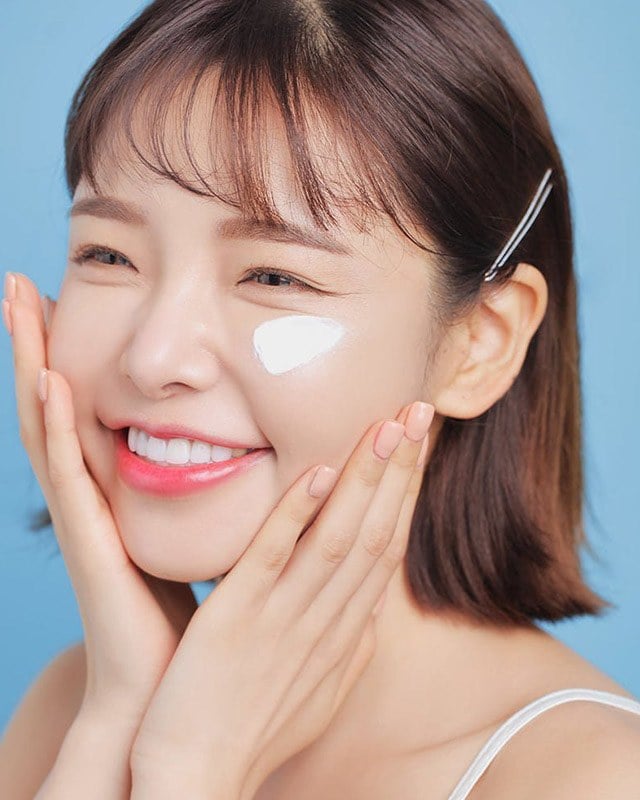 Bạn nên bôi kem chống nắng sau sữa rửa mặt và kem dưỡng ẩm để tránh bị trôi. Nếu bạn đang ở dưới ánh nắng mặt trời, hãy thoa lại kem sau 2 giờ.