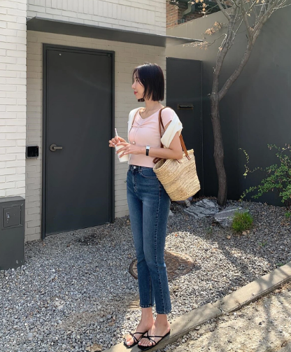 Các nàng hãy ưu tiên áo thun trơn màu nhã nhặn như xám, trắng hoặc pastel để hoàn thiện outfit năng động, tươi trẻ nhưng không kém phần thanh lịch.