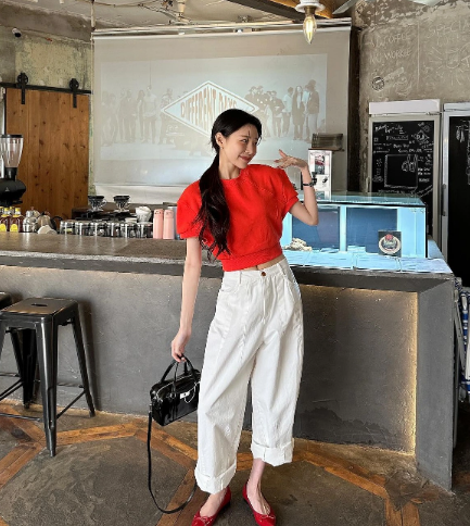 Các mẫu áo dệt kim nữ tính và dịu dàng hơn. Sự kết hợp giữa áo dệt kim và quần ống lửng sẽ giúp chị em có được bộ trang phục yêu kiều, sang xịn mịn.