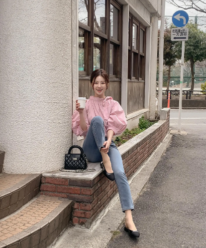 Công thức này ghi điểm ở sự thanh lịch, trang nhã nhưng cũng không kém phần trẻ trung. Do đó, combo áo sơ mi/blouse và quần ống lửng rất phù hợp để diện tới công sở.